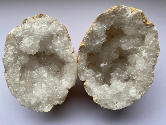 Quartz Crystal Geode: 800 - 900 gram