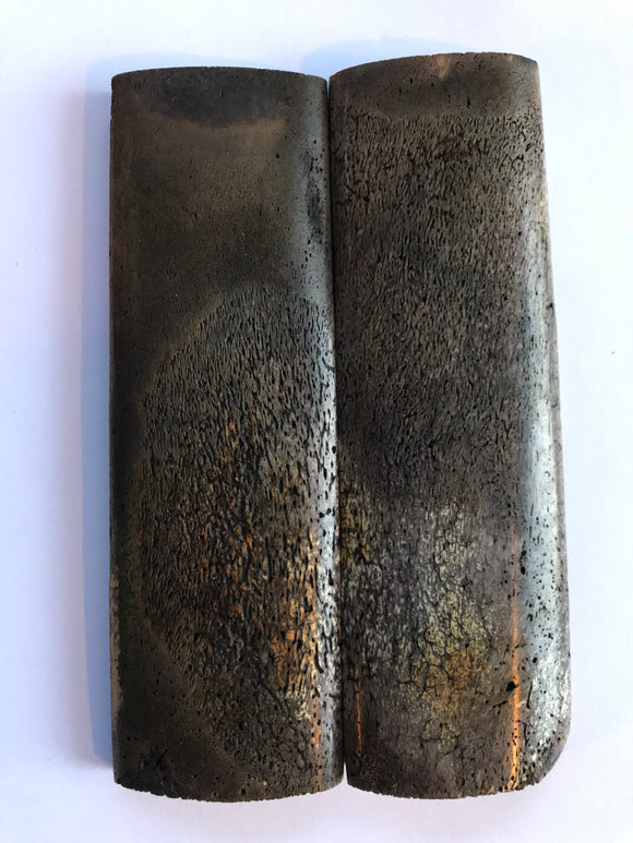 123 x haut : 37 ; bas : 40 x 10-13 mm